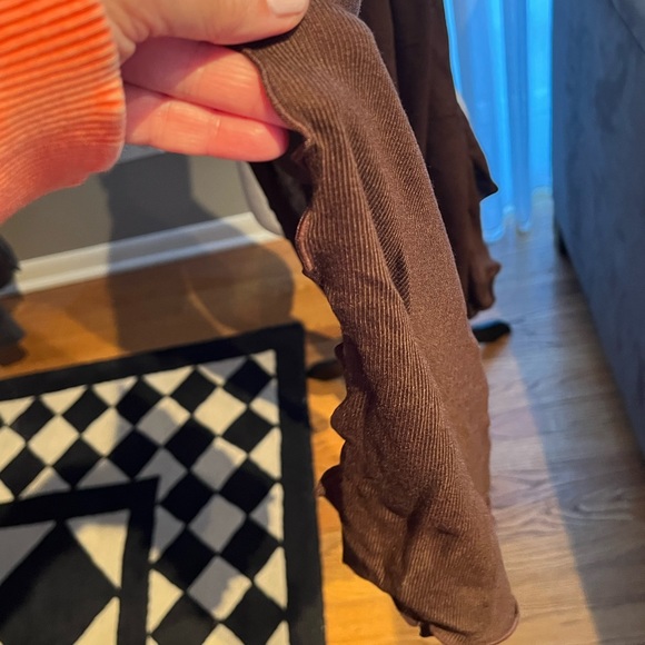 NWT lovely brown wrap with ruffled edges.  Great carrying case. Made by rolla. - Picture 4 of 12